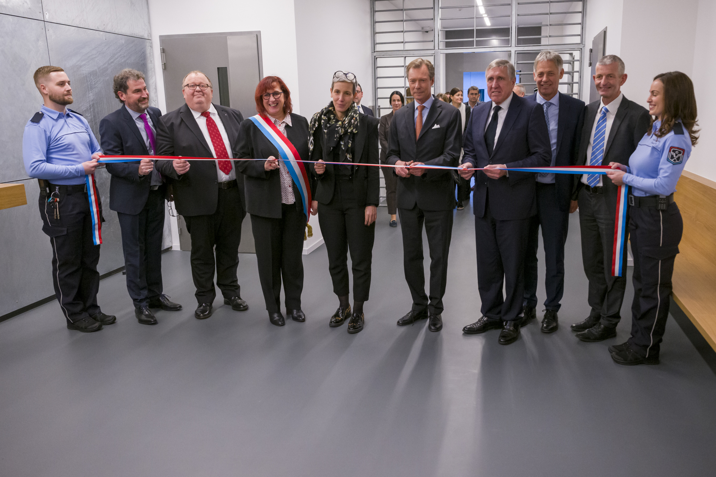 Sectionnement du ruban de cérémonie lors de l'inauguration du Centre pénitentiaire d'Uerschterhaff